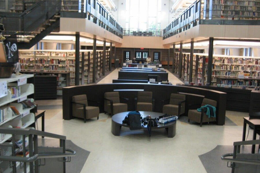 Library interior with rows of shelves.