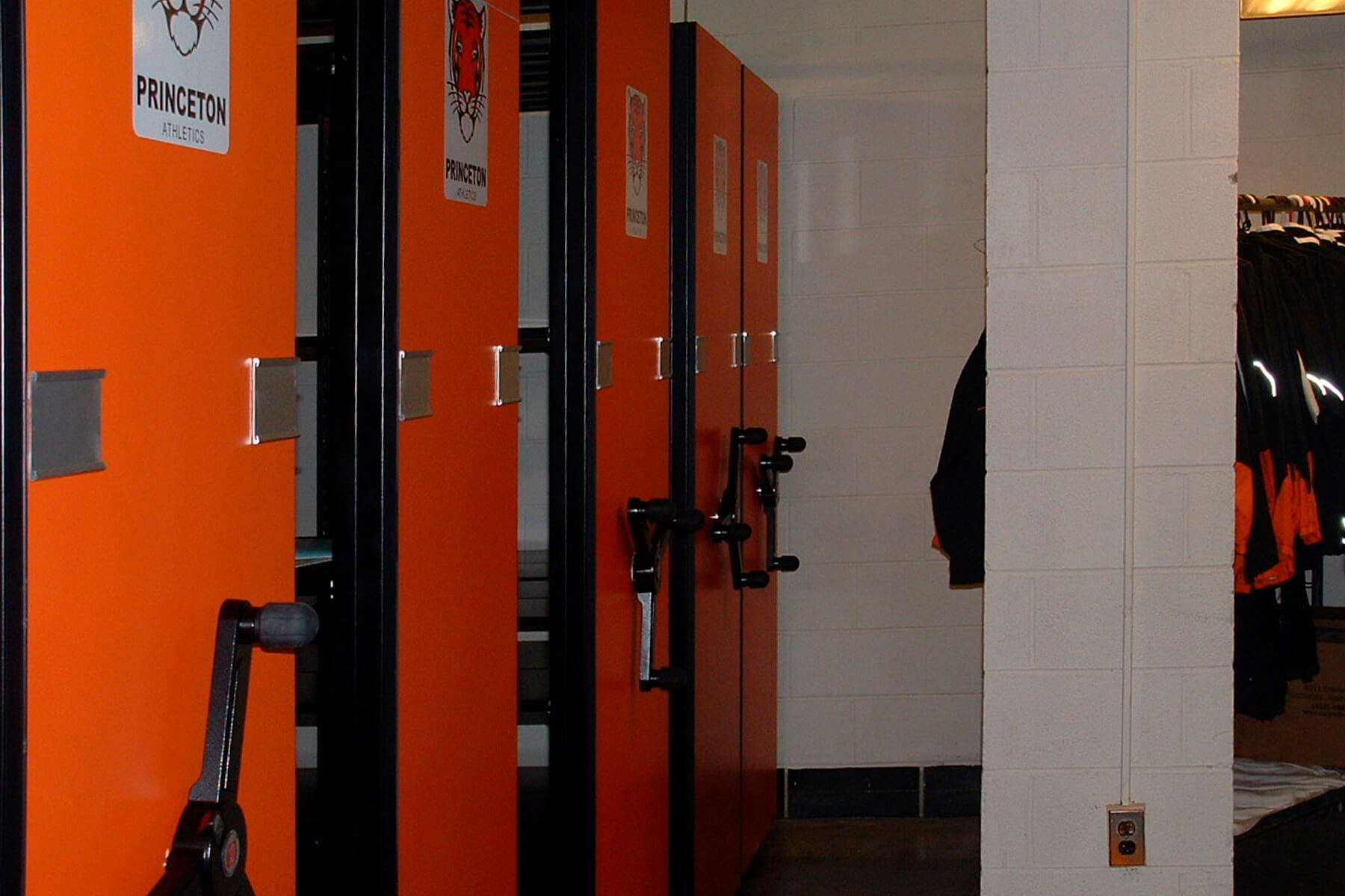 Système de stockage pour le département des sports de l'université de Princeton.
