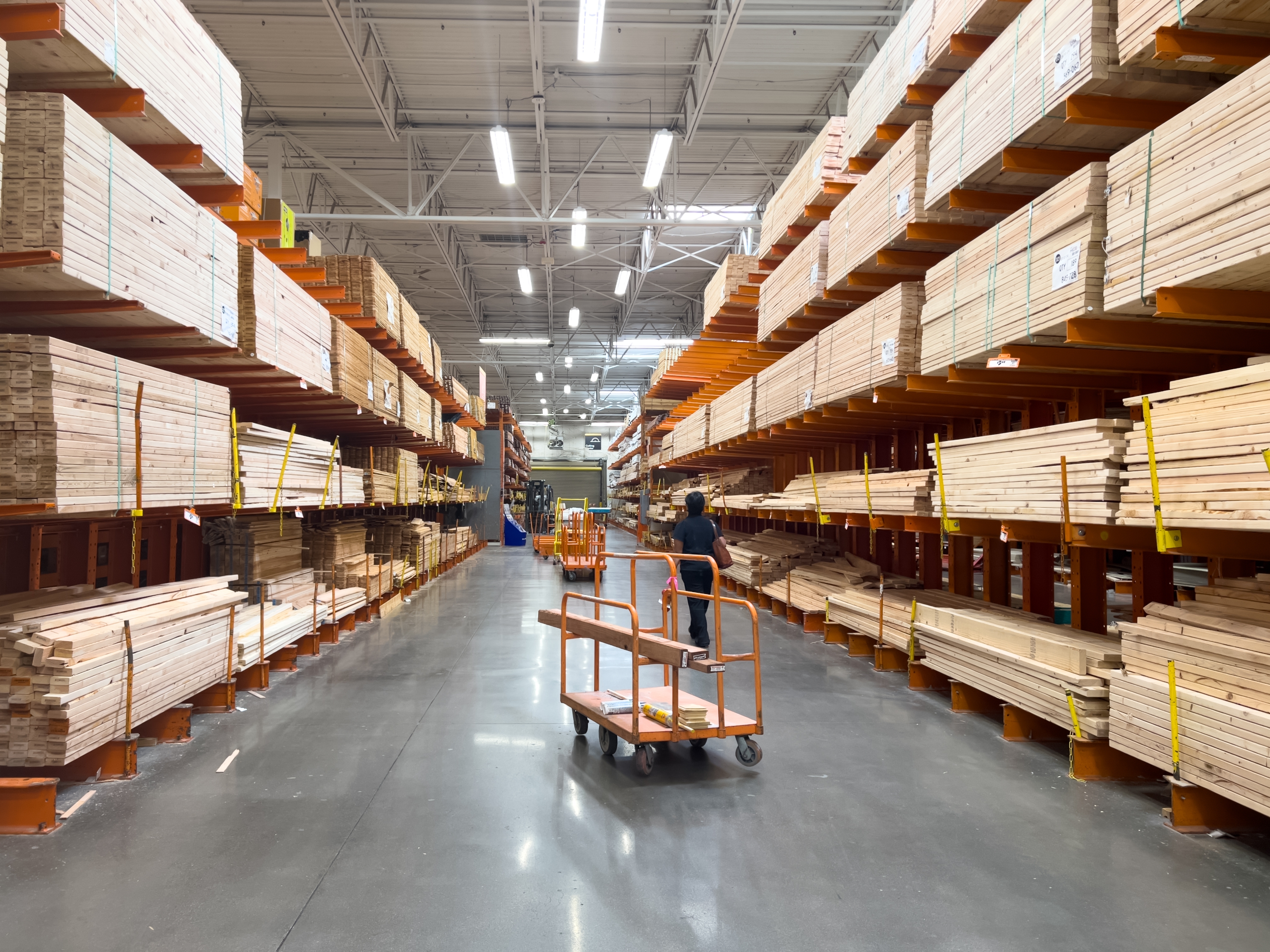 Tienda de mejoras para el hogar – sección de madera y materiales de construcción