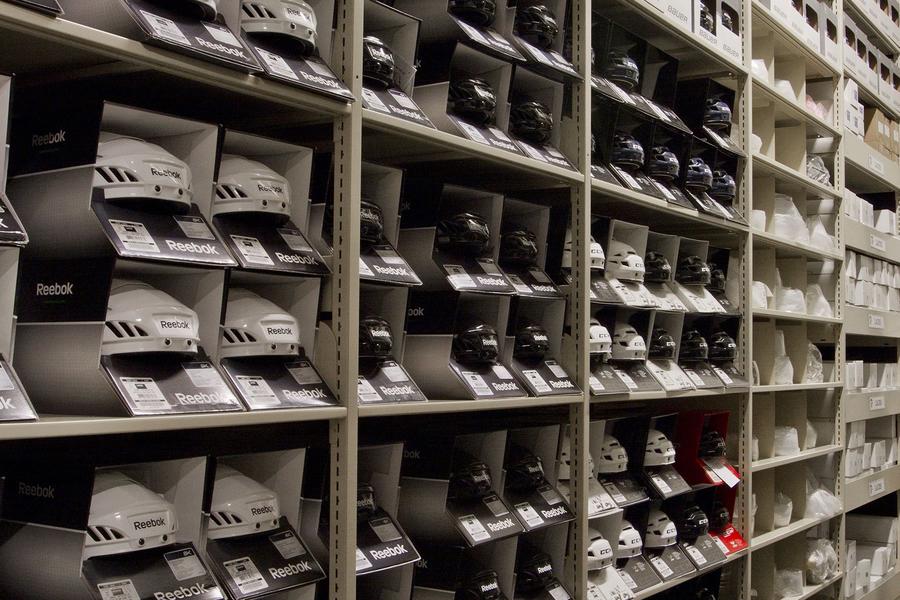 Estantes de almacenamiento de cascos de hockey Reebok.