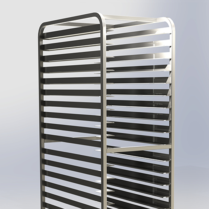 Primer plano de un estante de metal perforado, utilizado en un sistema de almacenamiento industrial.