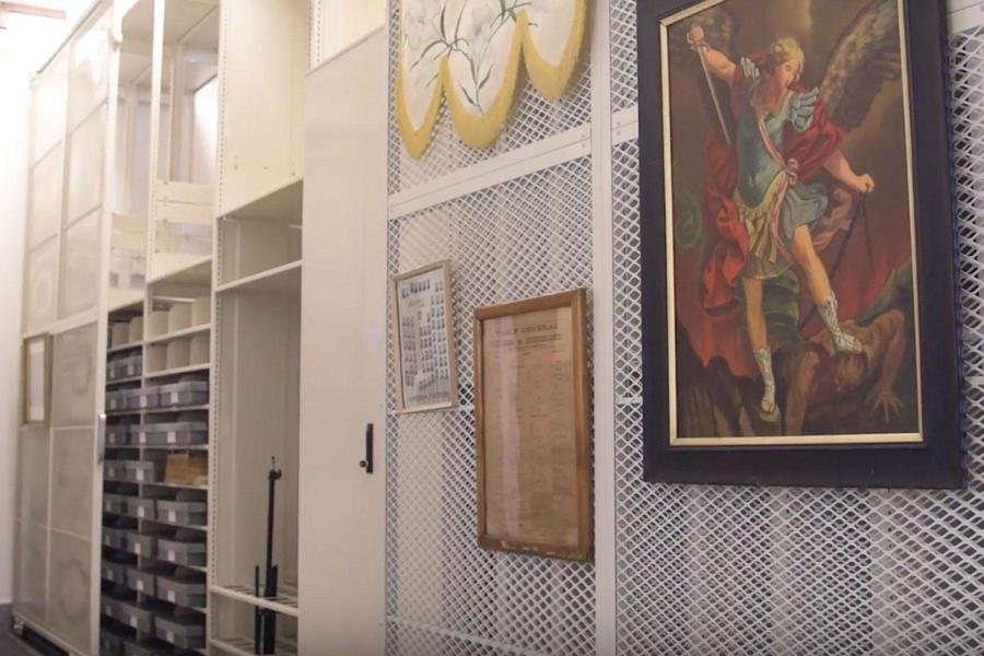 Panneau de stockage d&#39;art avec diverses œuvres encadr&#233;es.