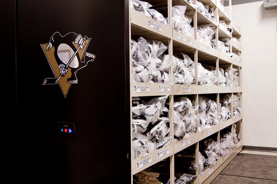 Almacenamiento de cascos para el equipo de los Penguins de Pittsburgh.