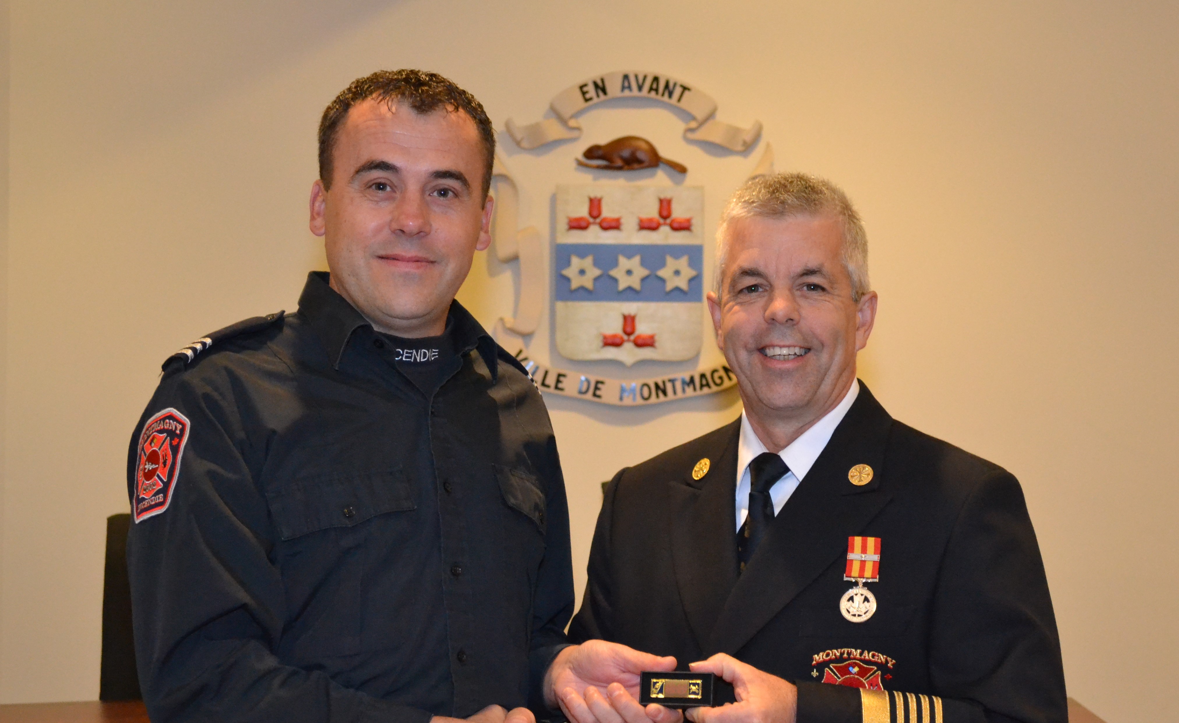 Reuni&#243;n entre dos bomberos de Montmagny.