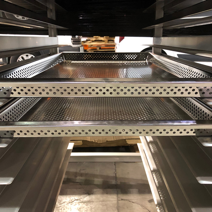 D&#233;tail d&#39;une &#233;tag&#232;re en m&#233;tal perfor&#233;e, utilis&#233;e dans un syst&#232;me de stockage industriel.
