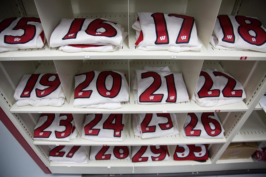 Almacenamiento de camisetas de equipo de f&#250;tbol americano, organizadas por n&#250;mero.