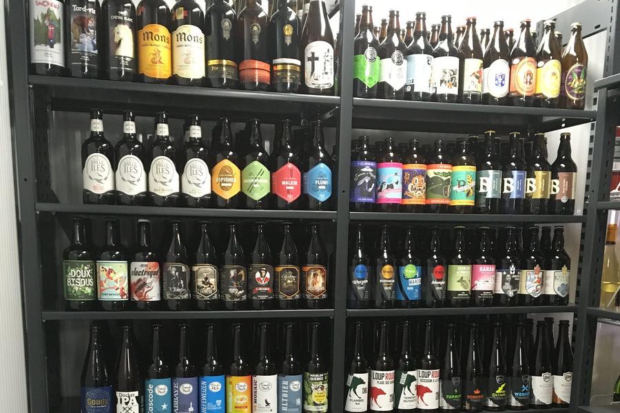 Estanter&#237;a de botellas de cerveza artesanal para un cliente minorista.