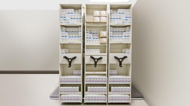 Syst&#232;me de rayonnage compact pour le stockage de fournitures m&#233;dicales.