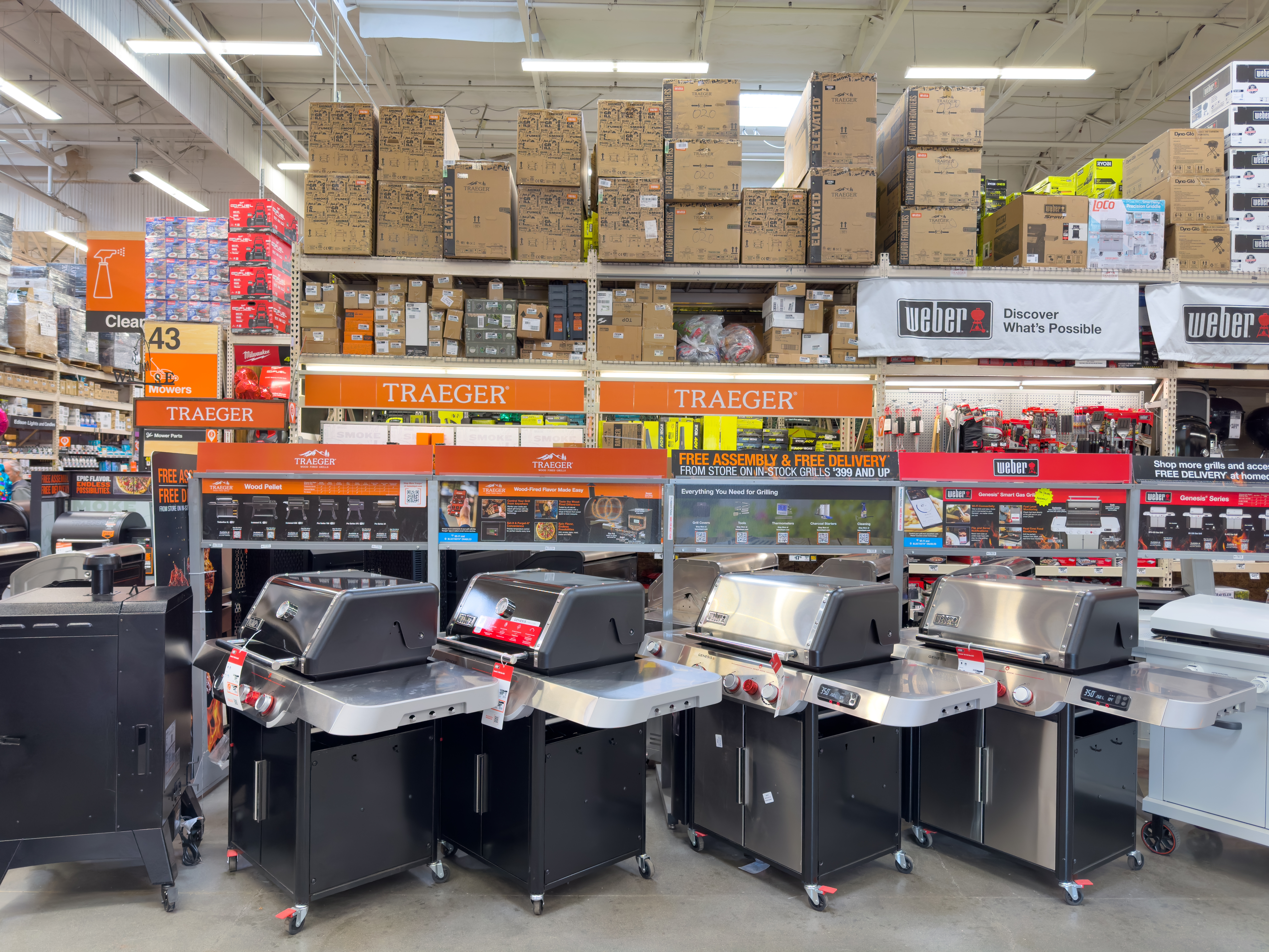Tienda de mejoras para el hogar – sección de temporada de barbacoas y parrillas