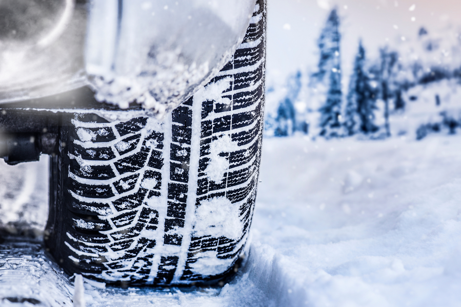 Neum&#225;tico de invierno en carretera nevada.