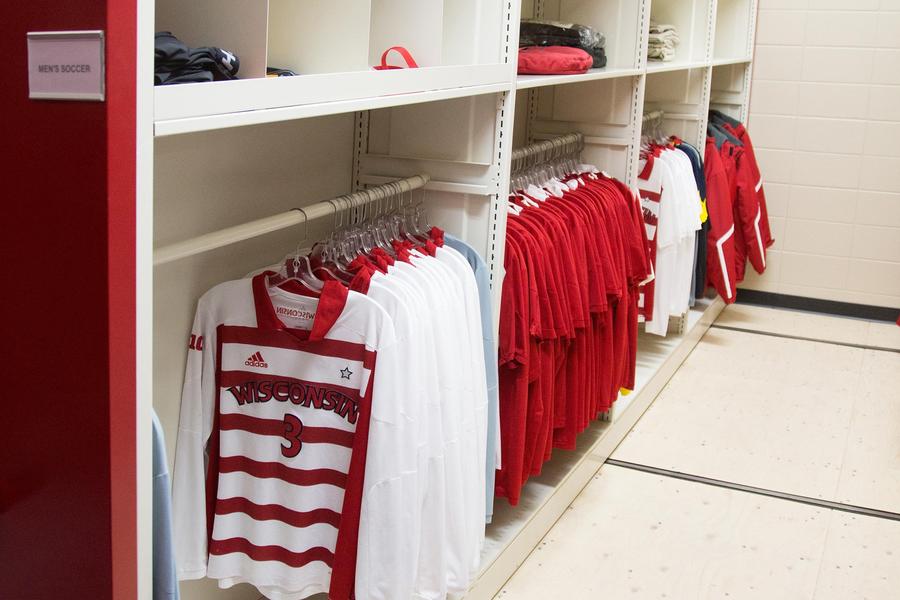 Almacenamiento de camisetas de hockey de la Universidad de Wisconsin.