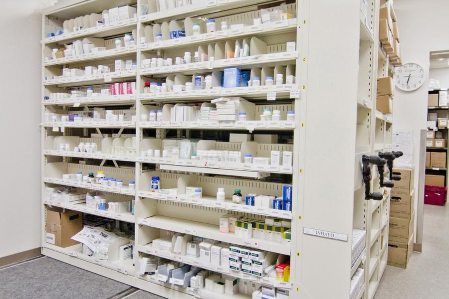 Rayonnage fixe pour l&#39;organisation de m&#233;dicaments et produits pharmaceutiques.