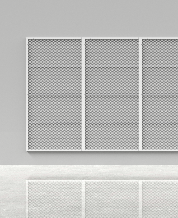 Panel de exhibici&#243;n de metal montado en la pared con tres secciones.