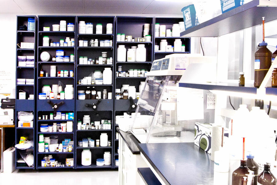 Rayonnage de stockage pour produits chimiques et pharmaceutiques dans un laboratoire.