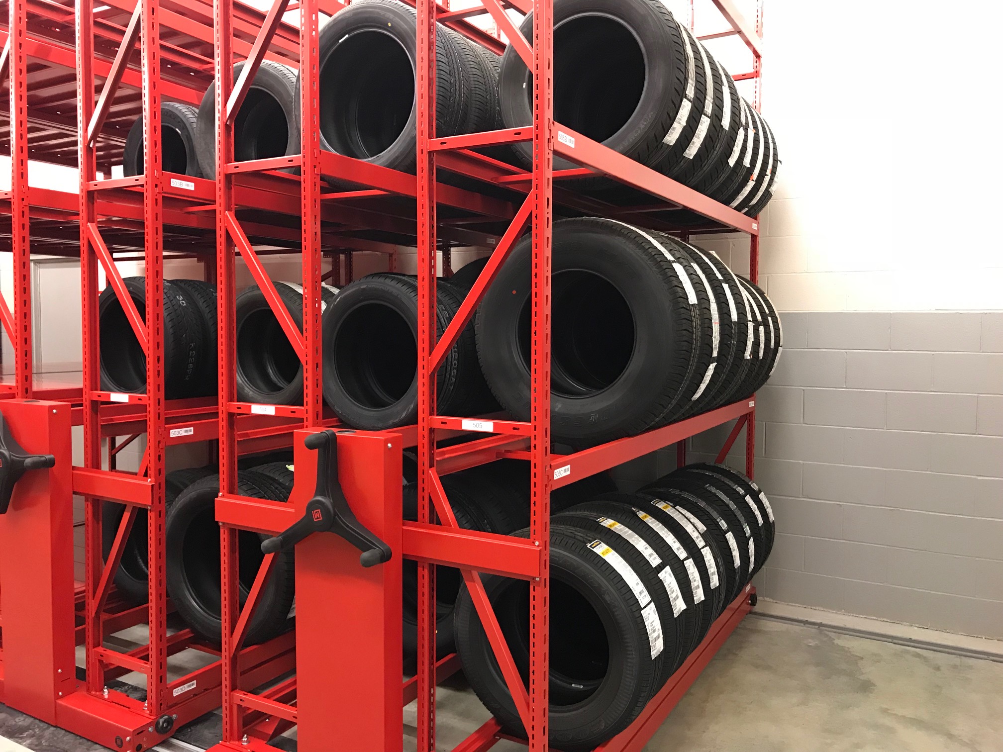 Sistema de estanter&#237;as Montel rojo para almacenamiento de neum&#225;ticos, optimizando el espacio del almac&#233;n.
