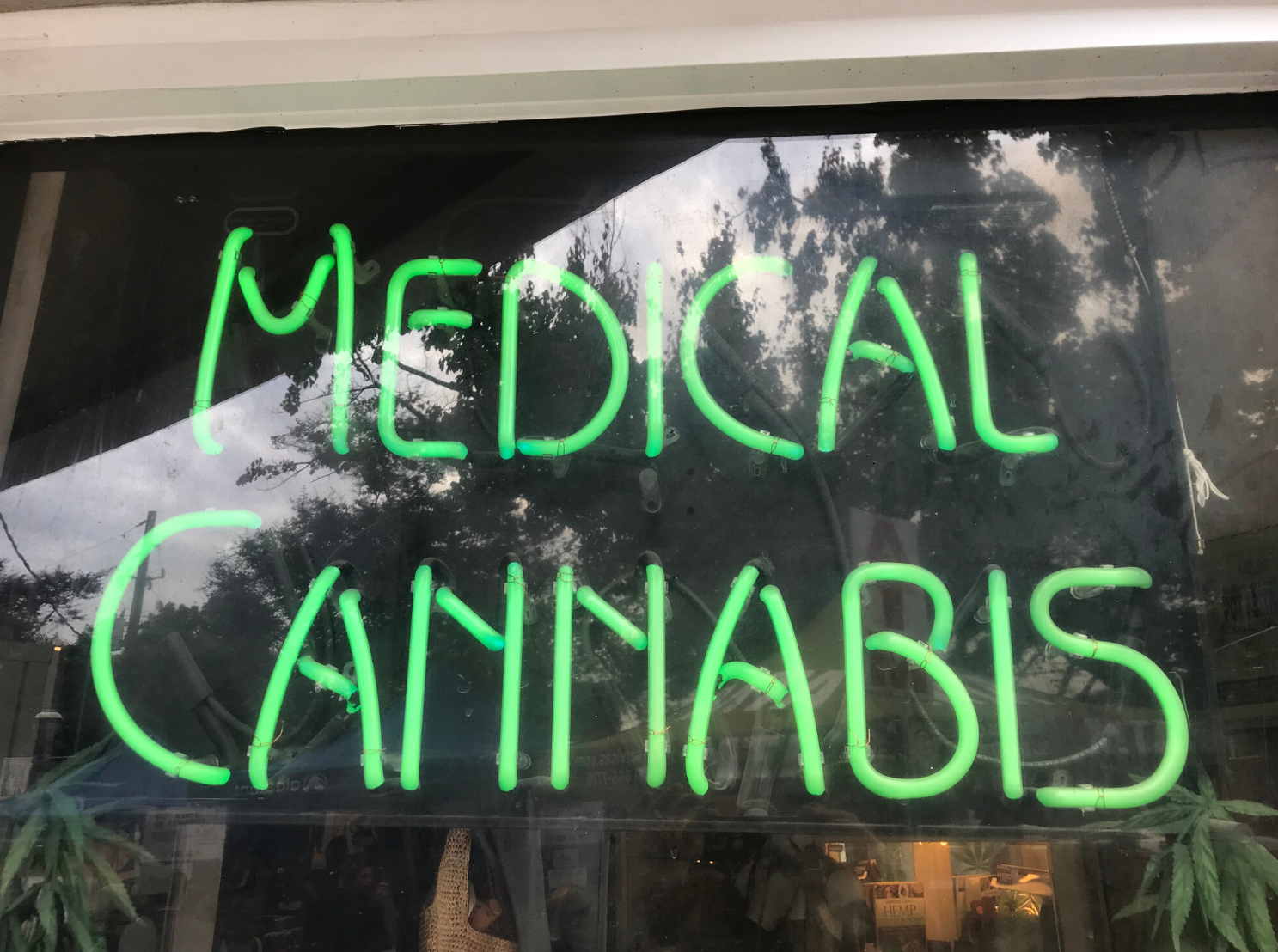 Letrero de ne&#243;n verde para cannabis medicinal.