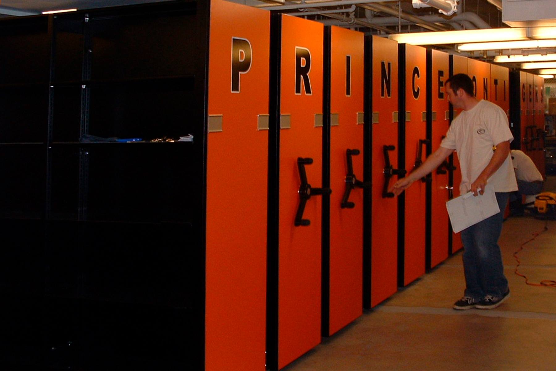 Système de stockage pour le département des sports de l'université de Princeton.
