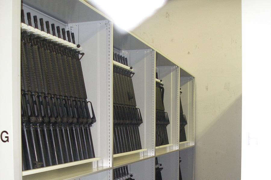  Sistema de almacenamiento en pared para pistolas en una estaci&#243;n de polic&#237;a.