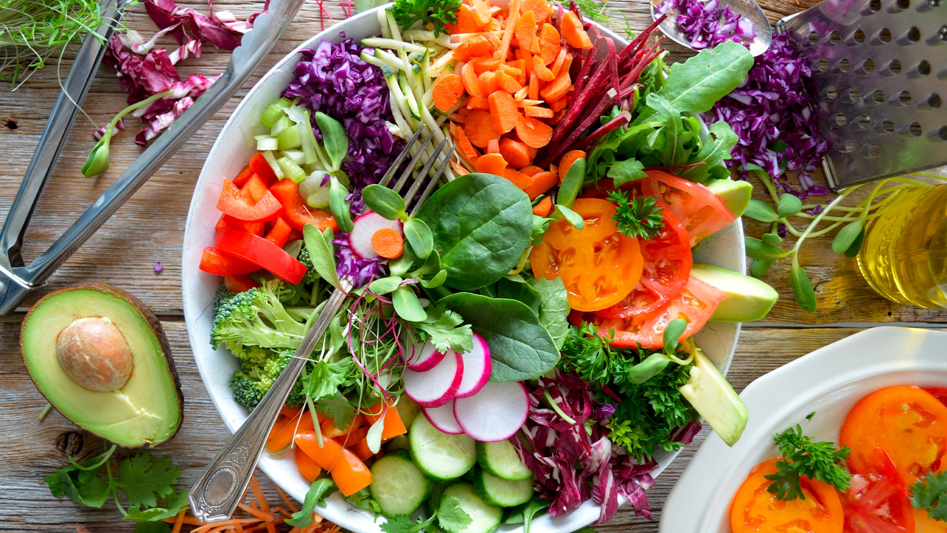 Ensalada colorida con una mezcla de vegetales frescos y rodajas de aguacate.