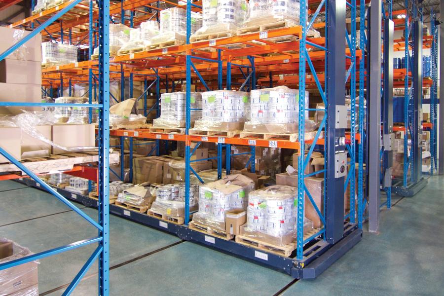 Sistema de estanter&#237;as en un almac&#233;n industrial, cargado con pal&#233;s de materiales.