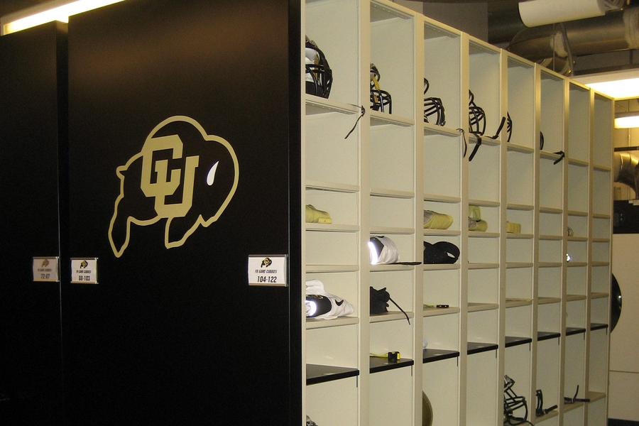 Cascos y equipos de f&#250;tbol almacenados en estantes de la universidad CU.