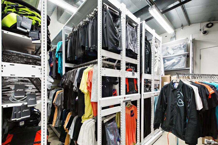 Exhibici&#243;n de ropa en percheros en almacenamiento de venta.