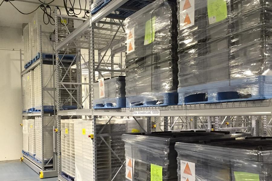 Estanter&#237;as de almacenamiento con pal&#233;s envueltos en un entorno de almacenamiento especializado.