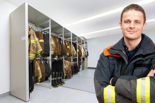 Bombero con sistemas de almacenamiento para chaquetas protectoras y equipos de seguridad.