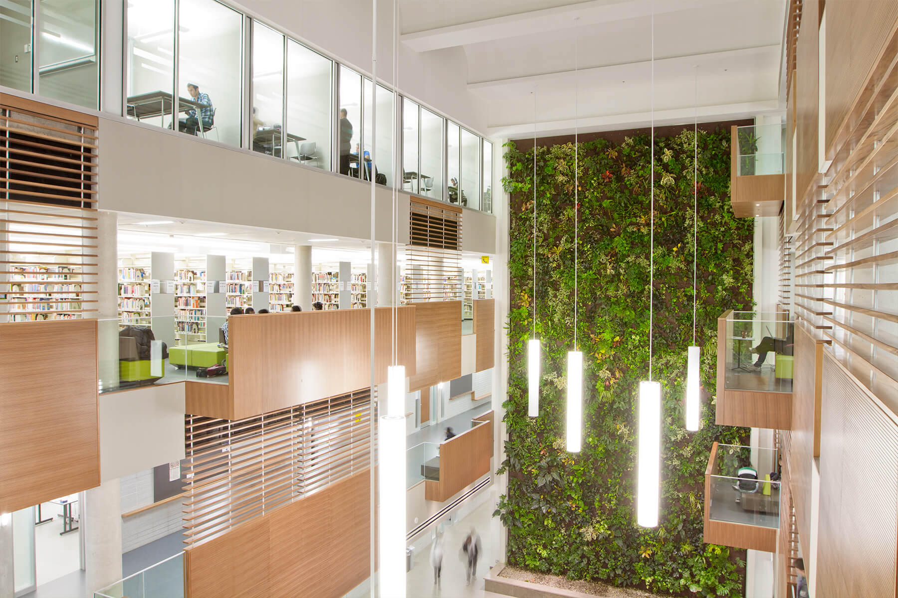 Système de rangement pour la bibliothèque du Centennial College.