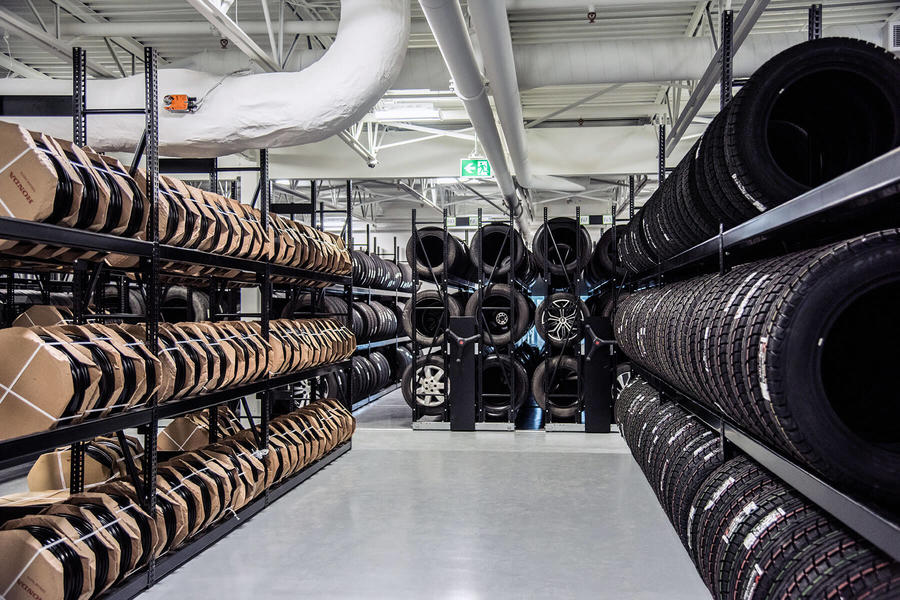 Almac&#233;n de neum&#225;ticos con estanter&#237;as negras y sistema de almacenamiento m&#243;vil