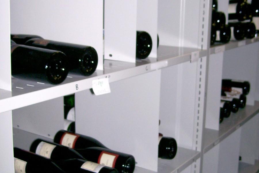 Almacenamiento de botellas de vino en compartimentos individuales.