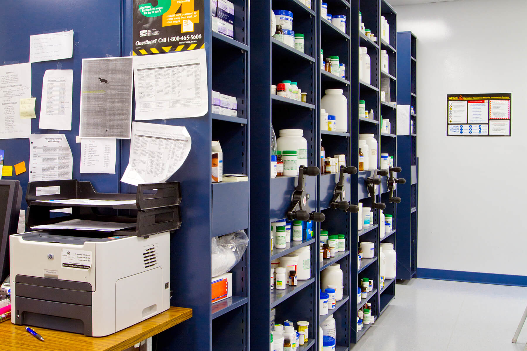 Sistema de almacenamiento para la farmacia veterinaria.