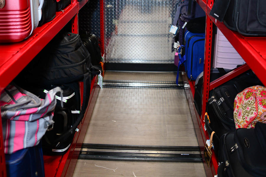 &#193;rea de almacenamiento de equipaje con estanter&#237;as m&#243;viles para f&#225;cil acceso.