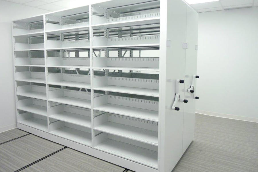 Estanter&#237;as m&#243;viles blancas con estantes ajustables para almacenamiento general.