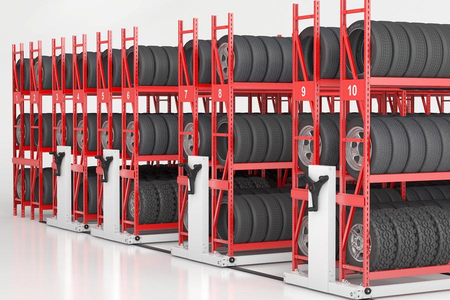Estanter&#237;as rojas de neum&#225;ticos con numeraci&#243;n y sistema m&#243;vil